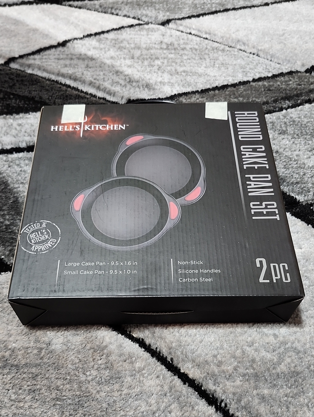 HELL'S KITCHEN 2 PC ROUND CARBON STEEL NON-STICK SILICONE HANDLES CAKE PANS SET
